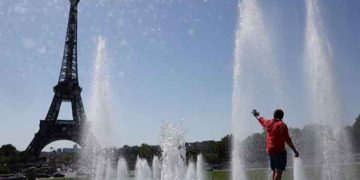 ১ জুলাই ফ্রান্সের প্যারিসে গ্রীষ্মের প্রথম দিকে তাপপ্রবাহের কারণে আইফেল টাওয়ারের পাশে ট্রোকাডেরো ফাউন্টেনে একজন পর্যটক শীতল হচ্ছেন। ছবি: সংগৃহীত