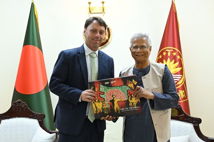 তেজগাঁওয়ে প্রধান উপদেষ্টার কার্যালয়ে যুক্তরাষ্ট্রের সহকারী বাণিজ্য প্রতিনিধি ব্রেন্ডান লিঞ্চের সঙ্গে বৈঠক