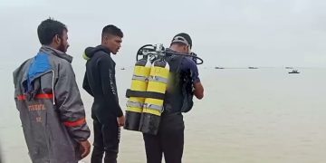 ফায়ার সার্ভিসের ডুবুরিদল।