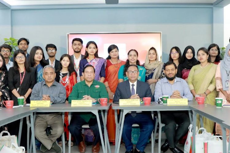 পরিবেশ ভাবনা শীর্ষক সংলাপে ডিবেট ফর ডেমোক্রেসি’র চেয়ারম্যান হাসান আহমেদ চৌধুরী কিরণসহ অন্যরা।