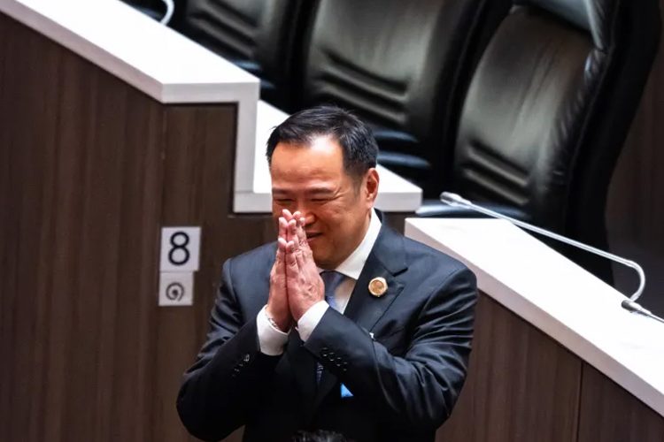 ভূমজাইথাই পার্টির নেতা অনুতিন চার্নভিরাকুল