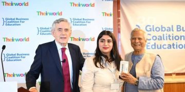 প্রধান উপদেষ্টাকে অ্যাওয়ার্ড প্রদান অনুষ্ঠানে উপস্থিত তিন ব্যক্তি. Channel i News - চ্যানেল আই নিউজ