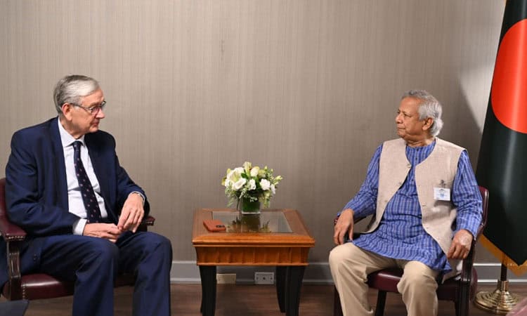 বাংলাদেশের প্রধান উপদেষ্টার সাথে বৈঠকে দুই ব্যক্তি. Channel i News - চ্যানেল আই নিউজ
