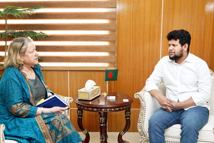 তথ্য ও সম্প্রচার উপদেষ্টা মো. মাহফুজ আলমের সঙ্গে সাক্ষাৎ করেছেন ইউনেস্কোর বাংলাদেশ প্রতিনিধি সুসান ভাইজ