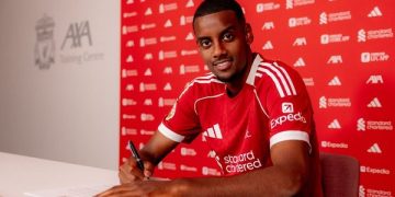 ইতিহাস গড়তে লিভারপুলে ইসাক