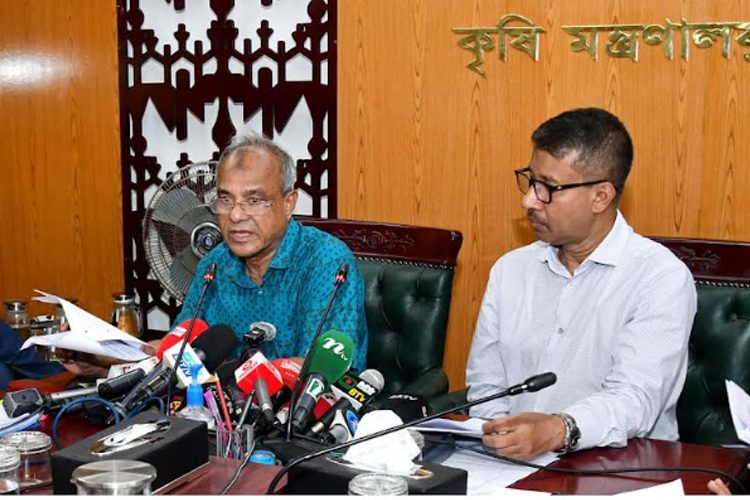 বৃহস্পতিবার ২৫ সেপ্টেম্বর কৃষি মন্ত্রণালয়ের সম্মেলনকক্ষে বিগত এক বছরে মন্ত্রণালয়ের সাফল্য, অর্জন ও সার্বিক অগ্রগতি সম্পর্কে সংবাদ সম্মেলনে কৃষি ও স্বরাষ্ট্র উপদেষ্টা লেফটেন্যান্ট জেনারেল (অব.) মো. জাহাঙ্গীর আলম চৌধুরী।