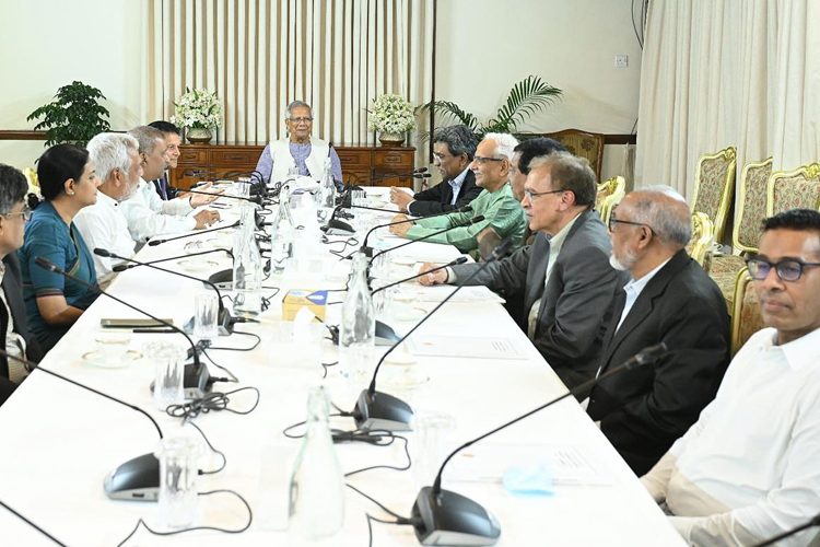 বৃহস্পতিবার ১১ সেপ্টেম্বর সন্ধ্যায় রাষ্ট্রীয় অতিথি ভবন যমুনায় জাতীয় ঐকমত্য কমিশনের  বৈঠক।