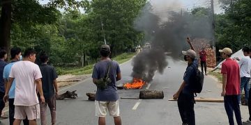 সড়কে গাছের গুঁড়ি ও টায়ার ফেলে অবরোধ চলছে। খাগড়াছড়ি। ছবি: সংগৃহীত