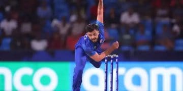 বাংলাদেশের ক্রিকেটার বোলার মাঠে বল ছুঁড়ে ফেলছেন. Channel i News - চ্যানেল আই নিউজ