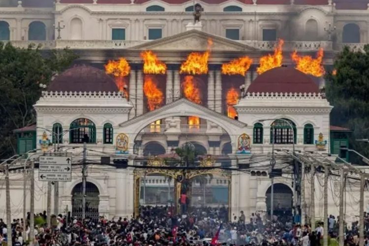 নেপালে তরুণদের বিক্ষোভ, আগুন।