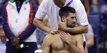 ম্যাচ চলাকালে ঘাড়ের চোটের চিকিৎসায় নোভাক