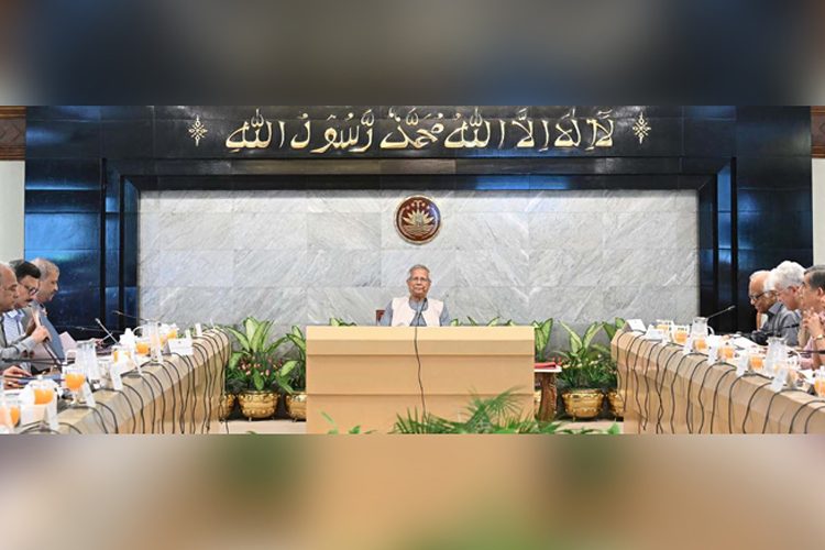 উপদেষ্টা পরিষদের সভায় প্রধান উপদেষ্টা প্রফেসর মুহাম্মদ ইউনূস সভায় সভাপতিত্ব করেন