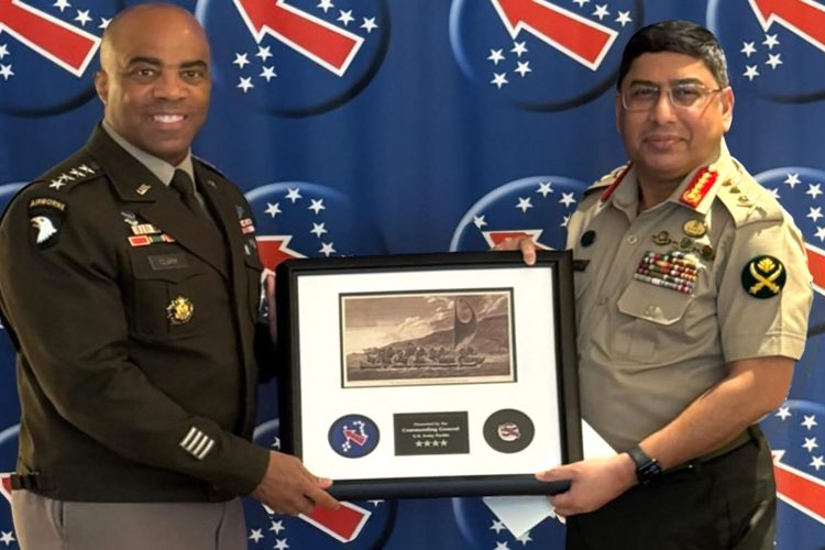 সেনাবাহিনী প্রধান জেনারেল ওয়াকার-উজ-জামান