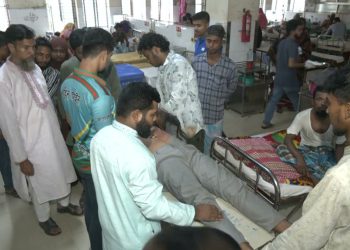 ছাত্রশিবির-ছাত্রদলের সংঘর্ষে আহতদের হাসপালে ভর্তি করা হয়।