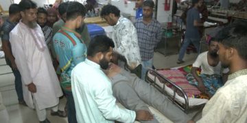 ছাত্রশিবির-ছাত্রদলের সংঘর্ষে  আহতদের হাসপালে ভর্তি করা হয়।