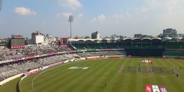 পূর্ব গ্যালারিতে দর্শকের সংখ্যাটা তুলনামূলক বেশি