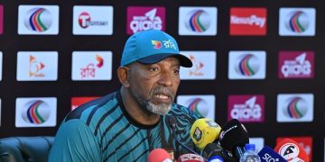 সংবাদ সম্মেলনে কথা বলছেন ফিল সিমন্স। ছবি: বিসিবি