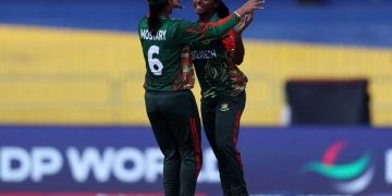 ২ উইকেট নিয়েছেন মারুফা আক্তার