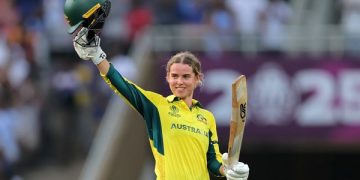 ১৭ চার ও ৩ ছক্কায় ৯৩ বলে ১১৯ রান করেছেন ফোবি লিচফিল্ড।