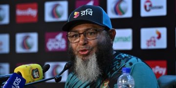 সংবাদ সম্মেলনে কথা বলছেন স্পিন কোচ মুশতাক আহমেদ।