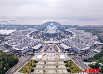 চীনের উহানে ইয়াংজি নদীর তীরে বসেছিলো এশিয়ার বৃহত্তম কৃষিযন্ত্রের প্রদর্শনী