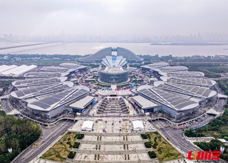 চীনের উহানে ইয়াংজি নদীর তীরে বসেছিলো এশিয়ার বৃহত্তম কৃষিযন্ত্রের প্রদর্শনী