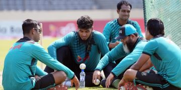 স্পিনারদের সাথে কোচ মুশতাক আহমেদ। ছবি: বিসিবি