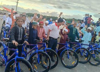 পাঁচ ওয়াক্ত সালাত জামায়াতে আদায় করায় ২৬ শিক্ষার্থীকে বাইসাইকেল উপহার