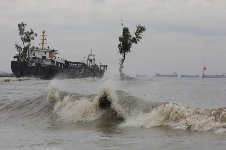 বঙ্গোপসাগর অবস্থানরত গভীর নিম্নচাপ রাতে অতিক্রম করতে পারে