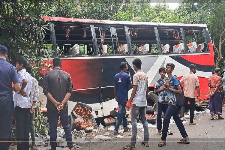 যাত্রীবাহী বাসের চাপায় আছাদুর রহমান নামের এক শিক্ষক নিহত। 
ভিডিও  ফুটেজ থেকে সংগৃহীত।