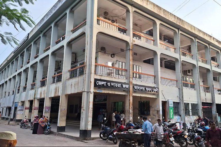 জেলা ও দায়রা জজ আদালত। ফেনী