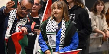 সুইডিশ প্রচারক গ্রেটা থানবার্গকে নির্বাসিত করা হয়েছে, গাজার উদ্দেশ্যে একটি ত্রাণ নৌকায় গ্রেপ্তার হওয়ার পর অন্যান্য ফিলিস্তিনি-পন্থী কর্মীদের সাথে যাদের ১০ জুন নির্বাসনের জন্য বেন গুরিয়ন বিমানবন্দরে নিয়ে যাওয়া হয়েছিল।  ছবি: সংগৃহীত