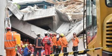 উদ্ধারকারীরা কংক্রিটের স্ল্যাব সরাতে ভারী যন্ত্রপাতি ব্যবহার শুরু করেছেন। ছবি: সংগৃহীত