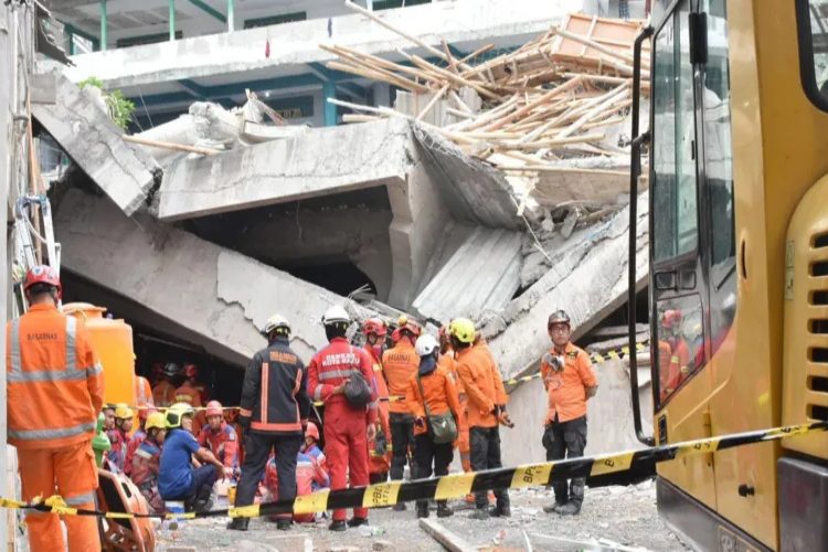 উদ্ধারকারীরা কংক্রিটের স্ল্যাব সরাতে ভারী যন্ত্রপাতি ব্যবহার শুরু করেছেন। ছবি: সংগৃহীত