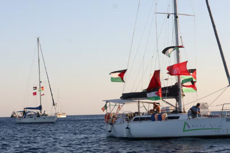 ২৬ সেপ্টেম্বর, গ্রিসের কাউফোনিসি দ্বীপের কাছে গাজা পৌঁছানোর লক্ষ্যে গ্লোবাল সুমুদ ফ্লোটিলায় অংশ নিচ্ছে নৌকাগুলো।