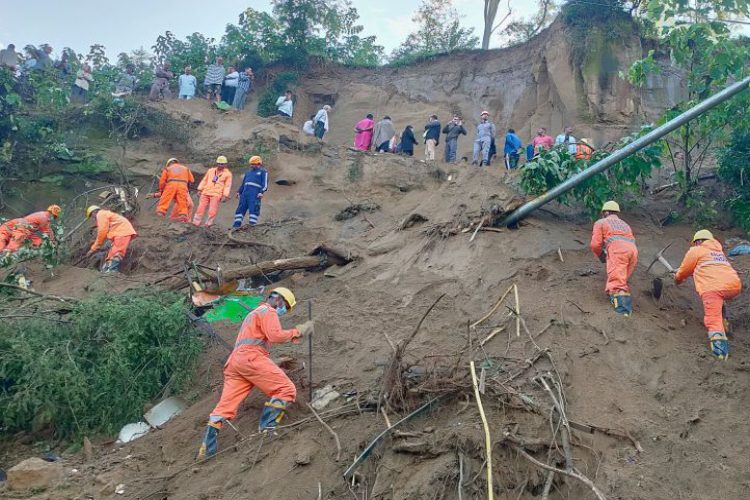 ভারতের উত্তরাঞ্চলীয় রাজ্য হিমাচল প্রদেশের বিলাসপুরের কাছে একটি যাত্রীবাহী বাসের উপর বিশাল ভূমিধসের ধ্বংসাবশেষের পর জাতীয় দুর্যোগ প্রতিক্রিয়া বাহিনীর কর্মীরা জীবিতদের সন্ধান করছেন। ছবি: সংগৃহীত