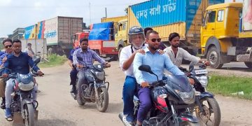 উপদেষ্টাকে বহনকারী চালকের হেলমেট নেই আইনি ব্যবস্থা নেয়ার জন্য পুলিশকে পরামর্শ