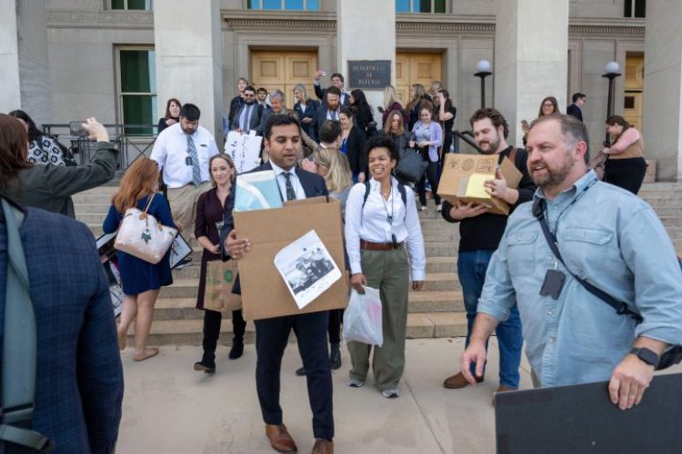 ১৫ অক্টোবর ওয়াশিংটন, ডিসিতে পেন্টাগন প্রেস কর্পসের সদস্যরা তাদের প্রেস শংসাপত্র জমা দেওয়ার পর পেন্টাগন থেকে তাদের জিনিসপত্র বহন করছেন। ছবি: সংগৃহীত