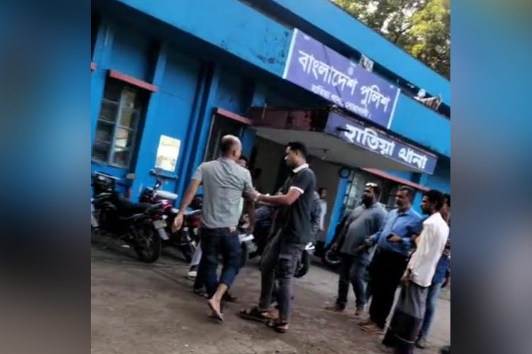 থানার সামনে থেকে আসামি ছিনিয়ে নেয়ার চেষ্টা