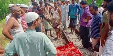 রামুতে ট্রেনে কাটা পড়ে যুবকের মৃত্যুর ঘটনায় স্থানীয়রা শোক প্রকাশ করছে।. Channel i News - চ্যানেল আই নিউজ