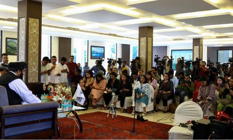 কঠোর সমালোচনার পর এবার নারী সাংবাদিকদের উপস্থিতিতে সংবাদ সম্মেলন করলেন ভারত সফররত আফাগানিস্তানের তালেবান সরকারের পররাষ্ট্রমন্ত্রী