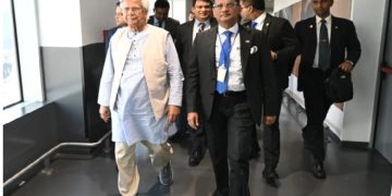 রোম ফিউমিসিনো বিমানবন্দরে প্রধান উপদেষ্টাকে অভ্যর্থনা জানান ইতালিতে নিযুক্ত বাংলাদেশের রাষ্ট্রদূত এটিএম রোকেবুল হক।