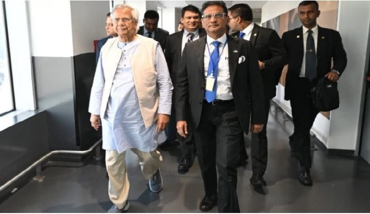 রোম ফিউমিসিনো বিমানবন্দরে প্রধান উপদেষ্টাকে অভ্যর্থনা জানান ইতালিতে নিযুক্ত বাংলাদেশের রাষ্ট্রদূত এটিএম রোকেবুল হক।