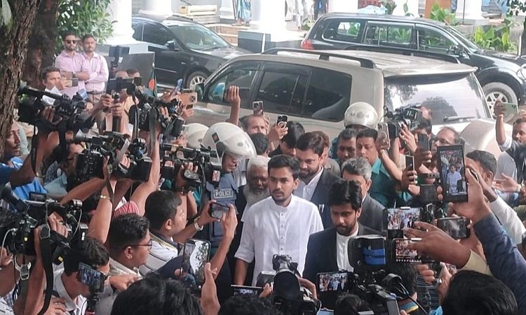 আন্তর্জাতিক অপরাধ ট্রাইব্যুনালে সাক্ষ্য দিতে এসেছেন উপদেষ্টা আসিফ মাহমুদ