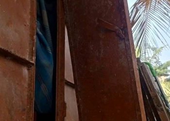 পাথরঘাটায় আওয়ামী লীগ নেতাদের বাড়িতে হামলা-ভাঙচুর