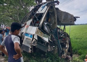 বাস-ট্রাকের মুখোমুখি সংঘর্ষ