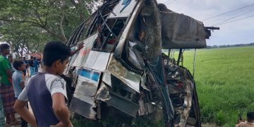 বাস-ট্রাকের মুখোমুখি সংঘর্ষ