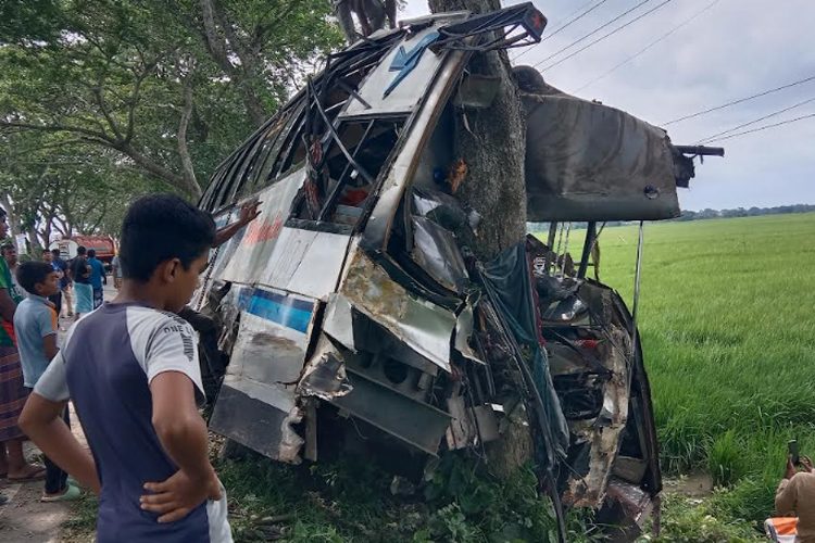 বাস-ট্রাকের মুখোমুখি সংঘর্ষ