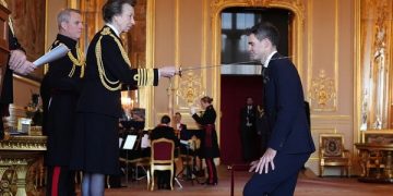 রীতি অনুযায়ী নাইটহুড খেতাব তুলে দেয়ার সময় প্রিন্সেস আন্নে ও অ্যান্ডারসন