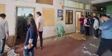 জাতীয় নাগরিক পার্টি-এনসিপি নেতার নেতৃত্বে চট্টগ্রাম উত্তর জেলা আওয়ামী লীগের কার্যালয় দখল। ছবি: সংগৃহীত